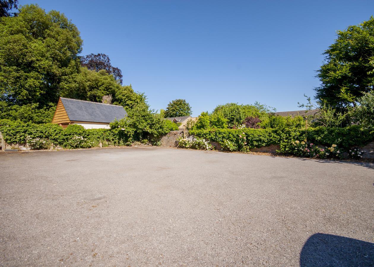 The Highworth Hotel سويندون المظهر الخارجي الصورة